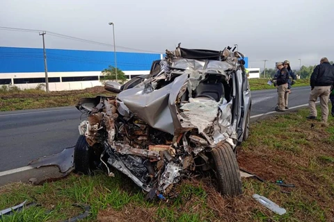 Colisão entre carro e caminhão deixa idoso em estado grave na BR-376, em PG