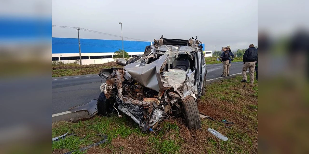 Colisão entre carro e caminhão deixa idoso em estado grave na BR-376, em PG