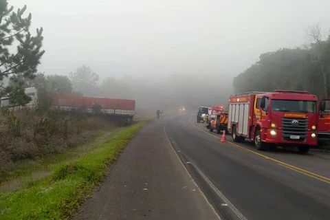 Colisão entre dois caminhões e automóvel deixa um morto e dois feridos em Tibagi