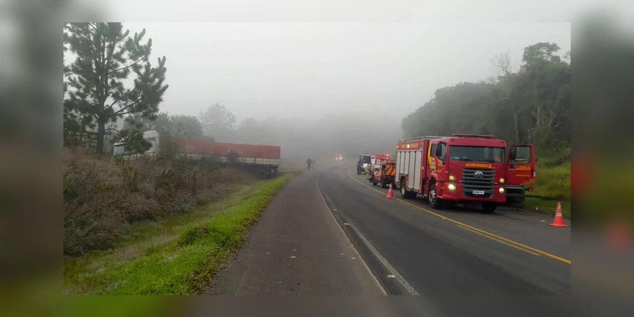Colisão entre dois caminhões e automóvel deixa um morto e dois feridos em Tibagi
