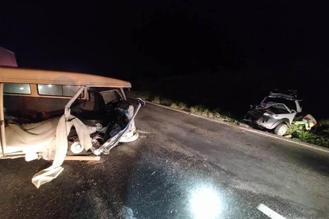 Colisão frontal entre dois automóveis deixa duas pessoas em estado grave, em Palmeira