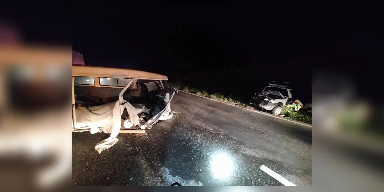 Colisão frontal entre dois automóveis deixa duas pessoas em estado grave, em Palmeira