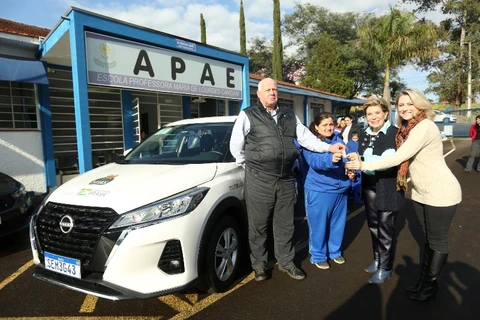 Prefeitura entrega carro para APAE