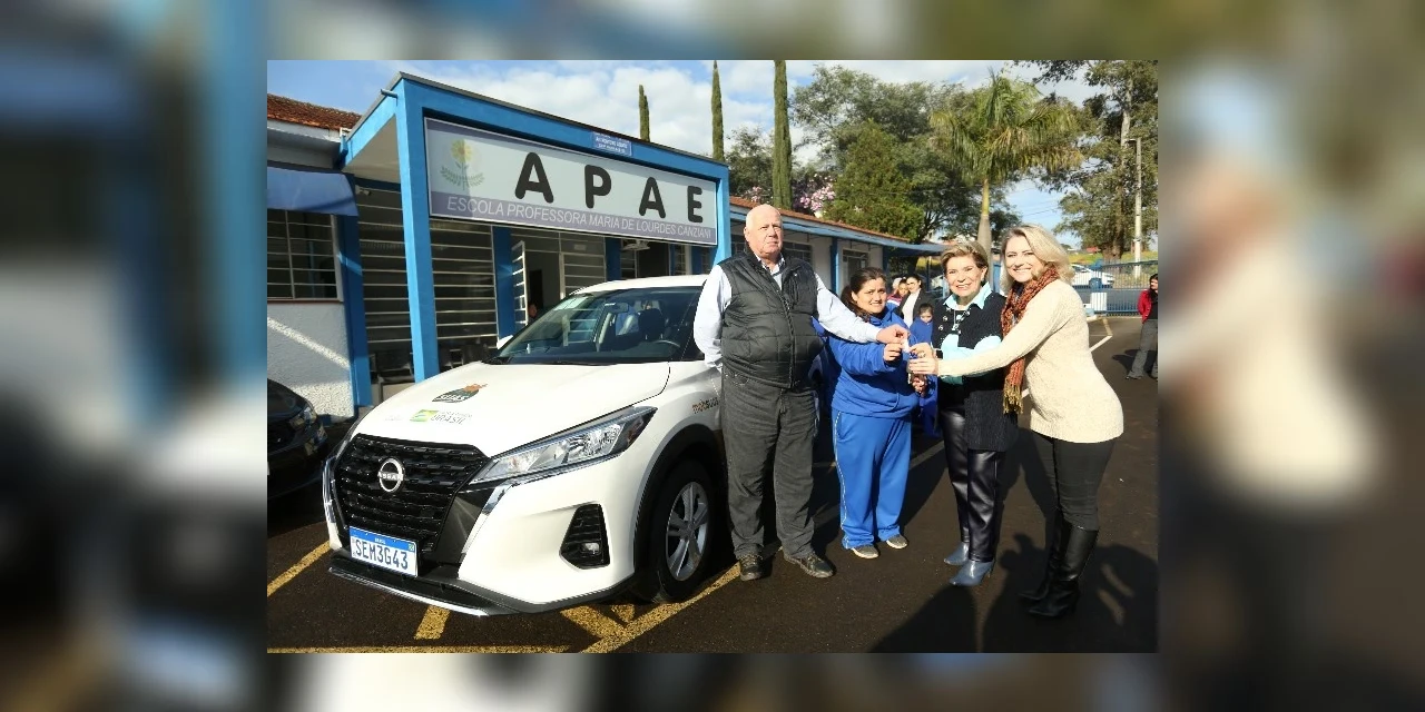 Prefeitura entrega carro para APAE