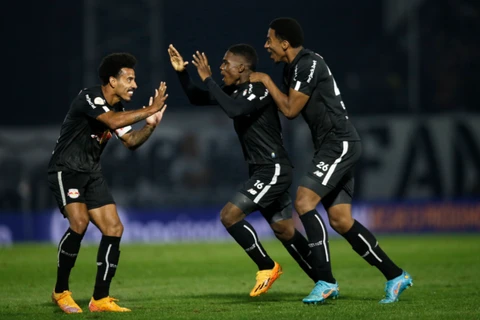 Bragantino goleia o flamengo por 4 a 0 e sobe na tabela do brasileirão