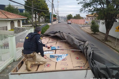 PRF faz grande apreensão de cigarros na BR-376, em Tibagi