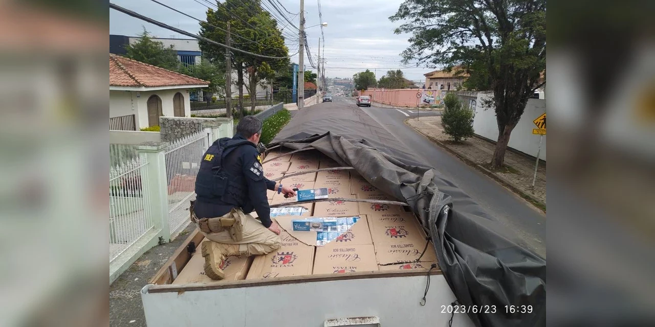 PRF faz grande apreensão de cigarros na BR-376, em Tibagi