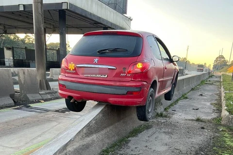 Motorista perde controle de veículo e sobe em mureta da praça de pedágio na BR-277