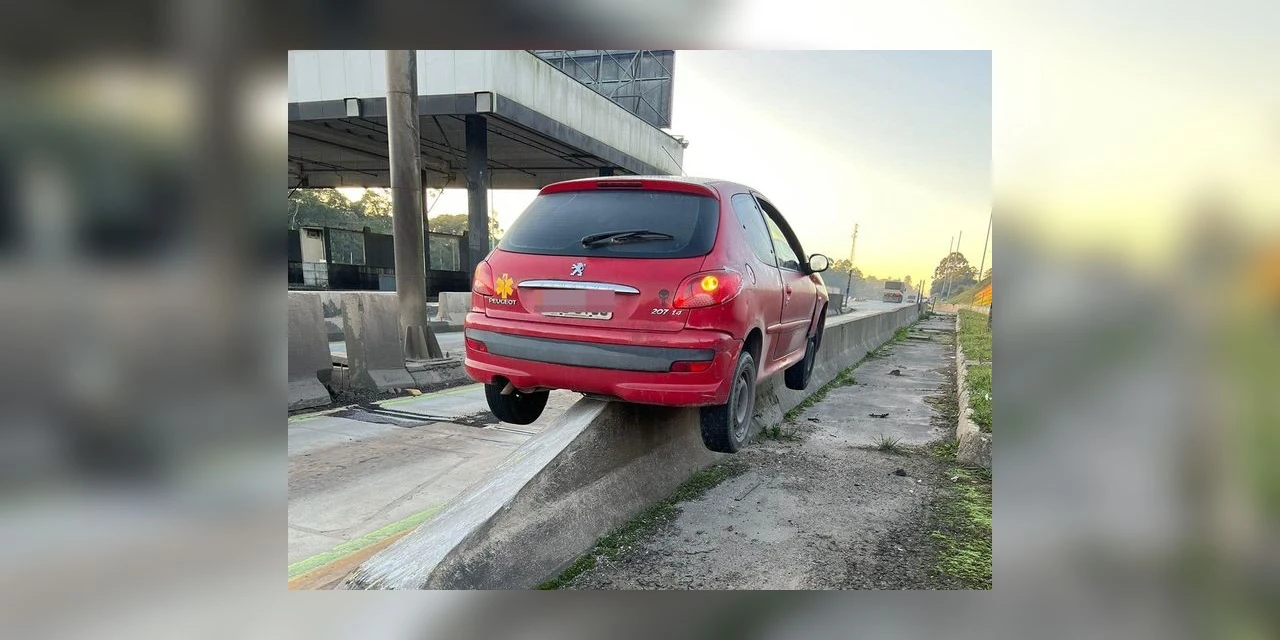 Motorista perde controle de veículo e sobe em mureta da praça de pedágio na BR-277