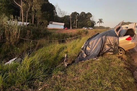 Colisão entre dois automóveis faz três vítimas fatais na BR-277, em Palmeira