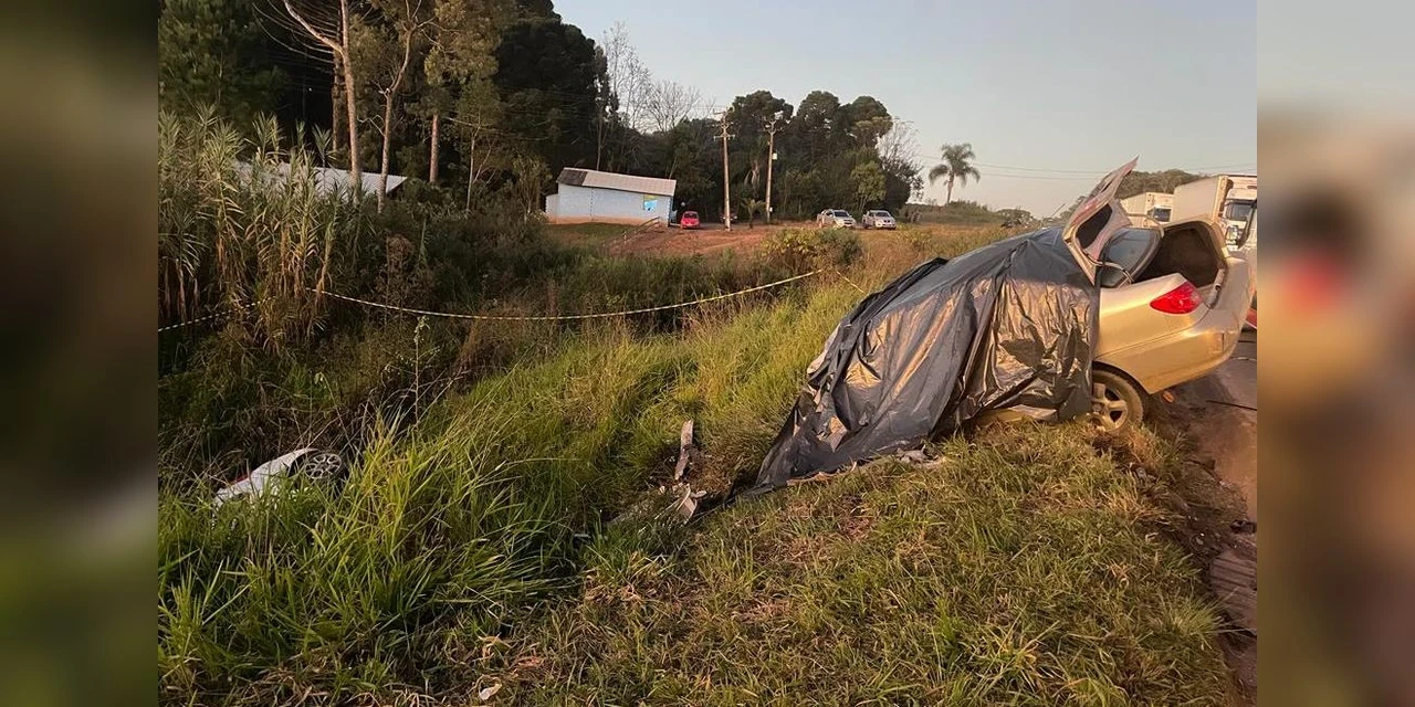 Colisão entre dois automóveis faz três vítimas fatais na BR-277, em Palmeira