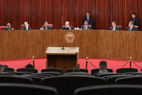 Com o placar de 3 a 1 pela inelegibilidade de Bolsonaro, TSE suspende julgamento