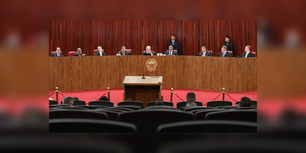 Com o placar de 3 a 1 pela inelegibilidade de Bolsonaro, TSE suspende julgamento