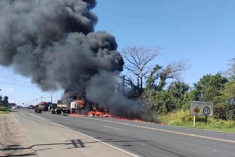 AGORA: Souza Naves interditada após caminhões pegarem fogo em acidente