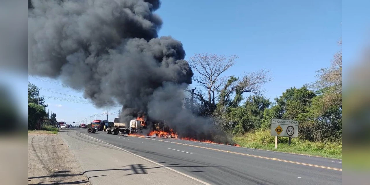 AGORA: Souza Naves interditada após caminhões pegarem fogo em acidente