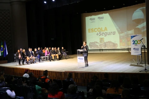 Prefeitura mostra a diretoras da rede como funcionará o ‘botão do pânico’