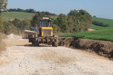 Prefeitura trabalha na recuperação e adequação de estradas em Uvaia