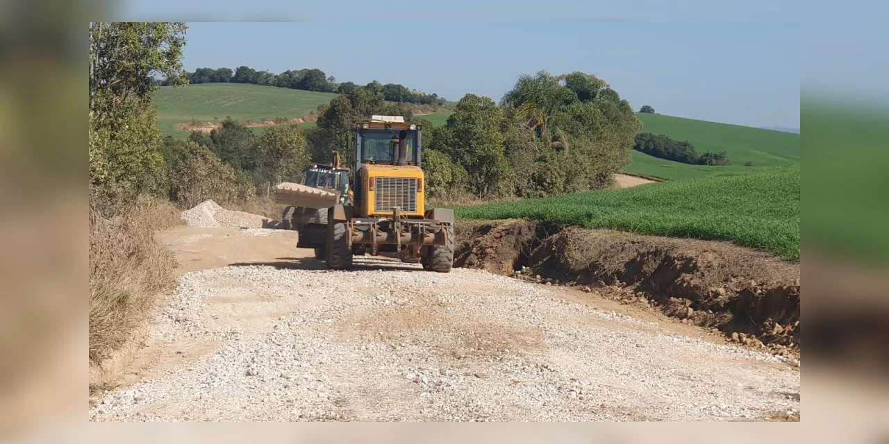 Prefeitura trabalha na recuperação e adequação de estradas em Uvaia