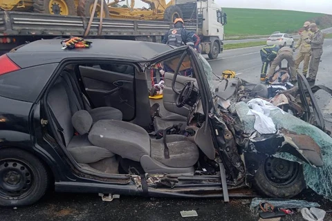 Colisão traseira entre carro e caminhão deixa três pessoas feridas na BR-376, em PG