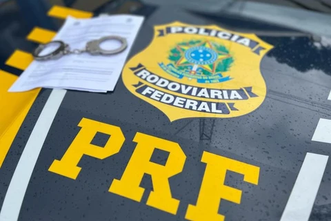 PRF prende homem procurado por tráfico de drogas e porte ilegal de arma de fogo