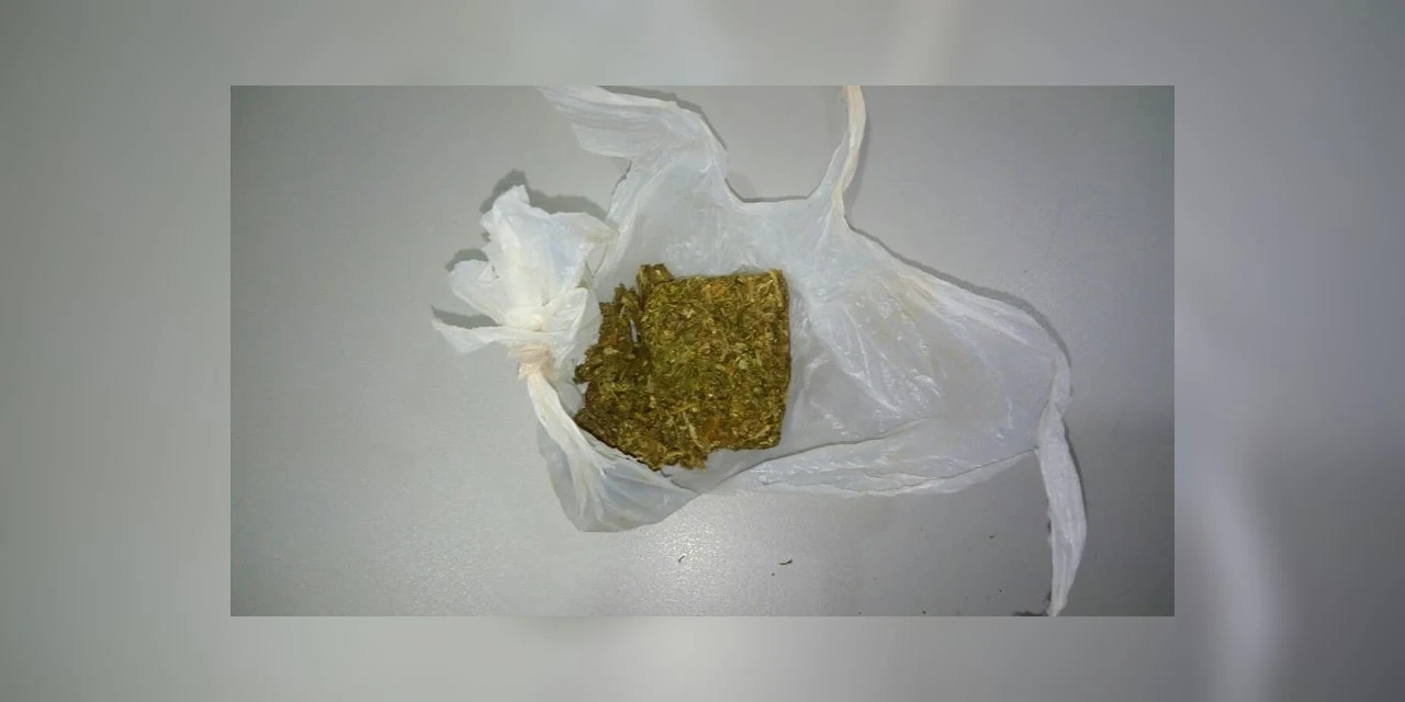 Morador de PG aciona polícia para entregar sacola com maconha no centro