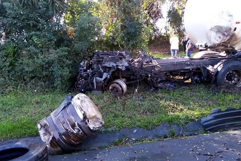 Acidente entre três caminhões faz uma vítima fatal e deixa pista interditada na BR-277, em Palmeira