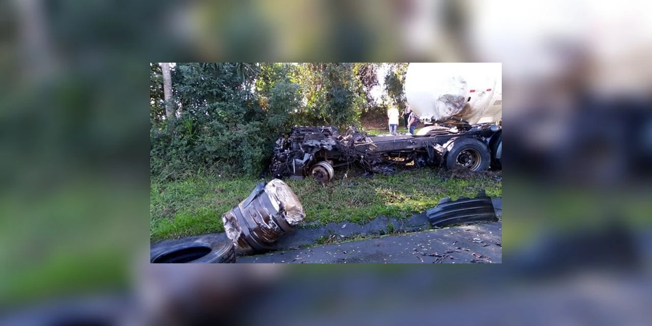 Acidente entre três caminhões faz uma vítima fatal e deixa pista interditada na BR-277, em Palmeira