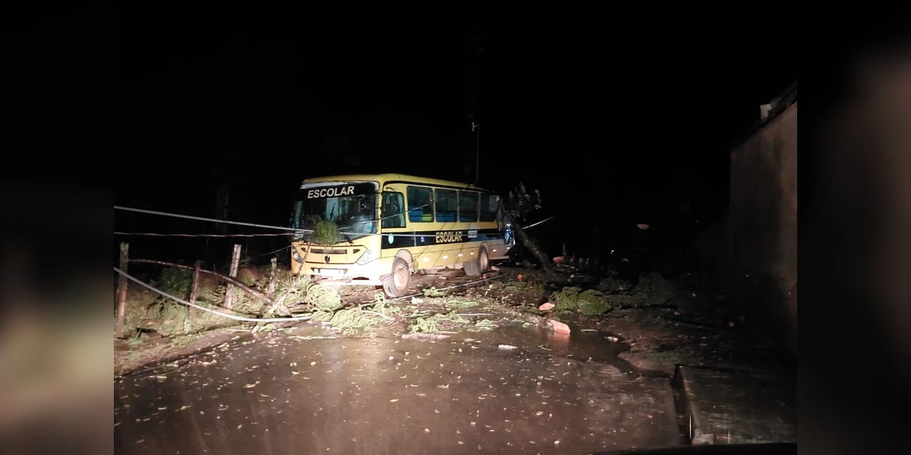 173 mil consumidores estão com o fornecimento de energia interrompido após temporal no PR