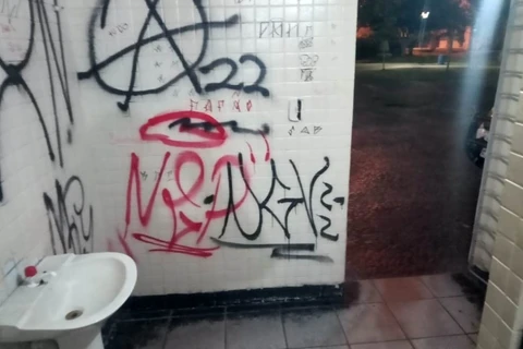 Adolescente é apreendido pichando banheiro no Parque Ambiental