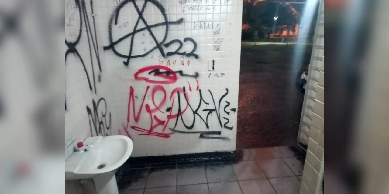 Adolescente é apreendido pichando banheiro no Parque Ambiental