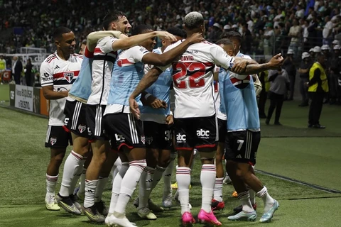 São Paulo vence o Palmeiras de virada e está na semifinal da Copa do Brasil