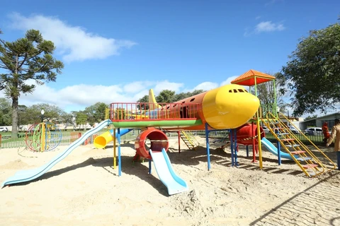 Praça Santo Antônio recebe novo brinquedo em formato de avião