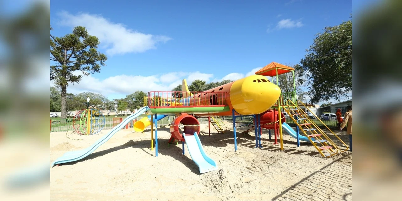 Praça Santo Antônio recebe novo brinquedo em formato de avião