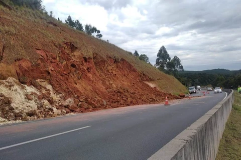 Trecho da BR-376, em Tibagi é interditado por risco de desmoronamento; diz PRF