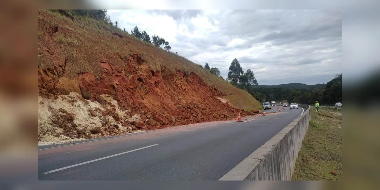 Trecho da BR-376, em Tibagi é interditado por risco de desmoronamento; diz PRF