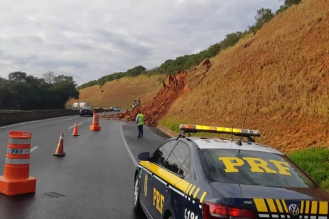 PRF libera trânsito da BR-376 em Tibagi em meia pista