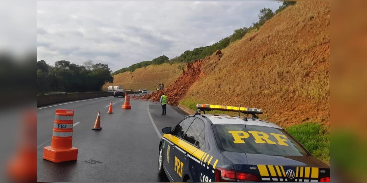 PRF libera trânsito da BR-376 em Tibagi em meia pista