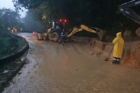 Estrada da Graciosa é bloqueada após deslizamento de terra no km 11