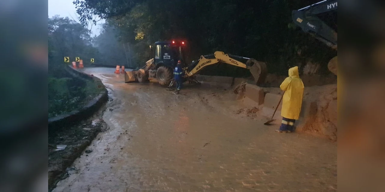 Estrada da Graciosa é bloqueada após deslizamento de terra no km 11