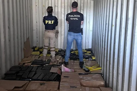 PRF e Policia Civil apreendem mais de 2 toneladas de maconha transportada em container, em Guarapuava