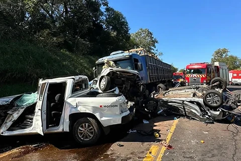 4 pessoas morrem em acidente entre 2 caminhões e 4 carros em Marechal Cândido Rondon