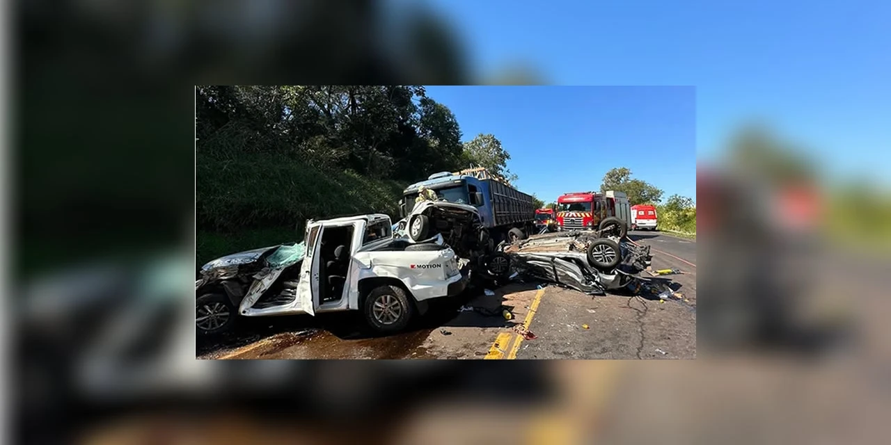 4 pessoas morrem em acidente entre 2 caminhões e 4 carros em Marechal Cândido Rondon