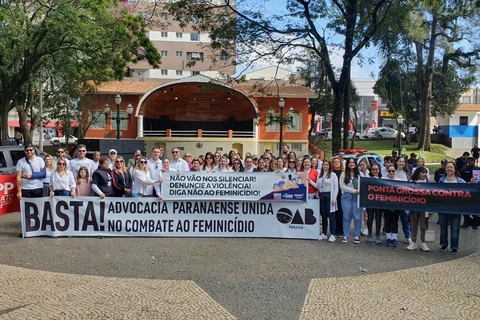 Caminhada de Combate ao Feminicídio reúne centenas de pessoas em PG