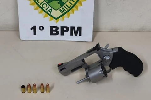 Polícia prende homem alcoolizado após denúncia de disparos de arma de fogo, em Uvaranas