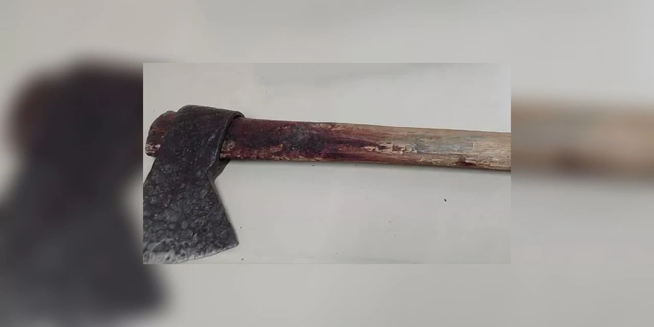 Idoso de 74 anos foi agredido com machado e uma enxada após pisar no chão que a ex-esposa estava limpando