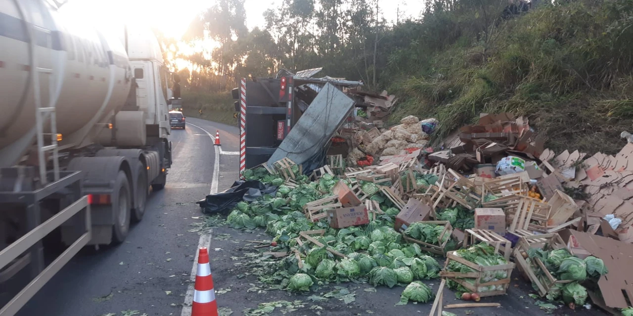 Pessoas ignoram feridos em acidente para saquear carga de hortifrúti em Imbaú