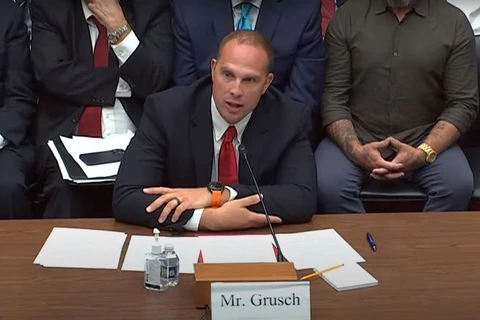 Ex-comandante da Marinha dos EUA dá indícios de que EUA escondem nave alienígena