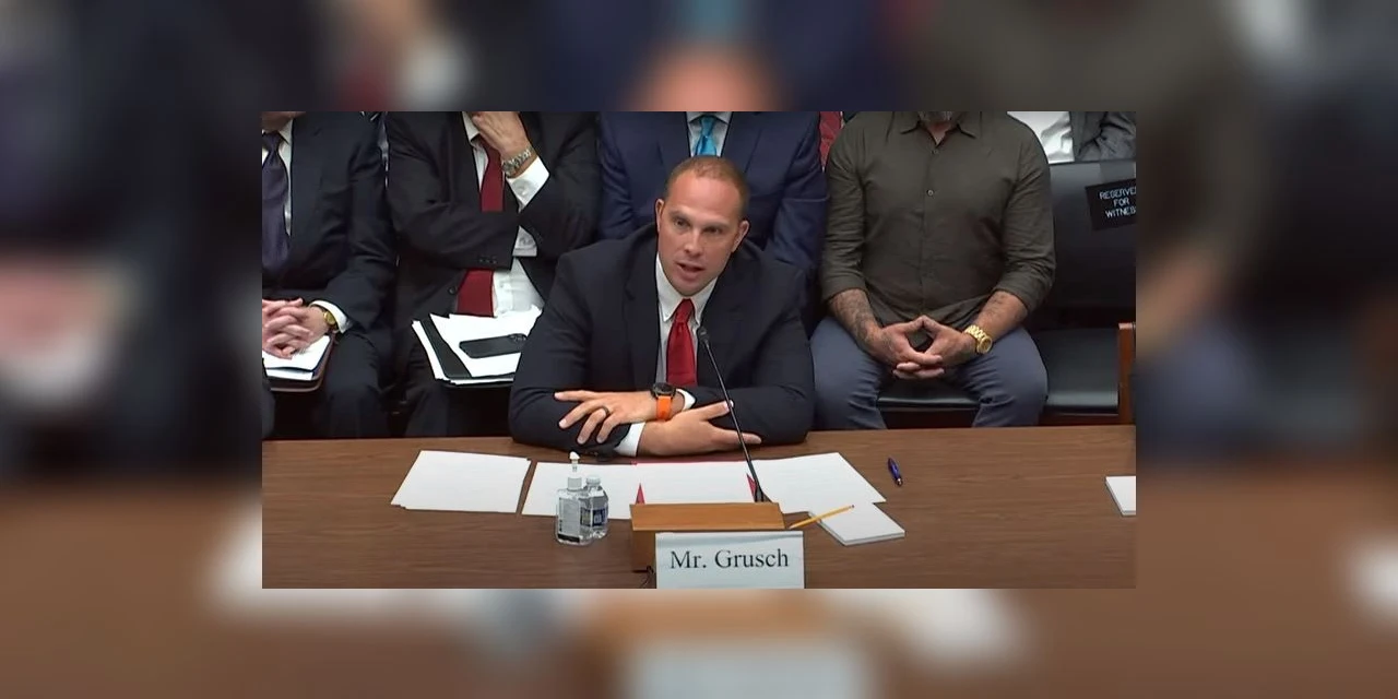 Ex-comandante da Marinha dos EUA dá indícios de que EUA escondem nave alienígena