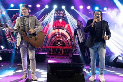 Gian e Giovani se apresentam no Parque Ambiental