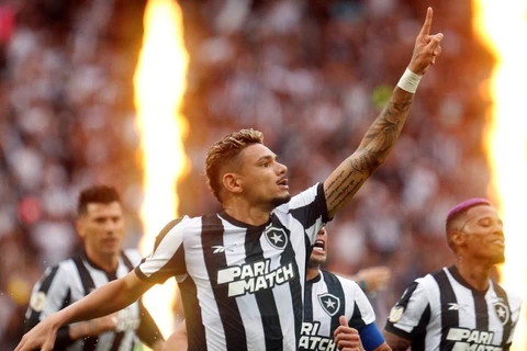 Botafogo goleia o Coxa e garante primeiro turno na liderança do Brasileirão